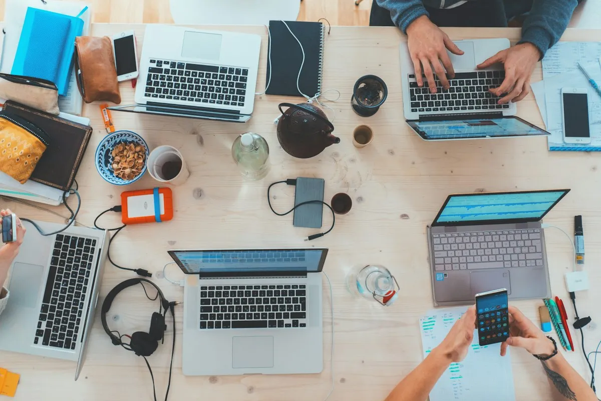 Kilka laptopów i urządzeń używanych podczas pracy nad cyfrowymi procesami